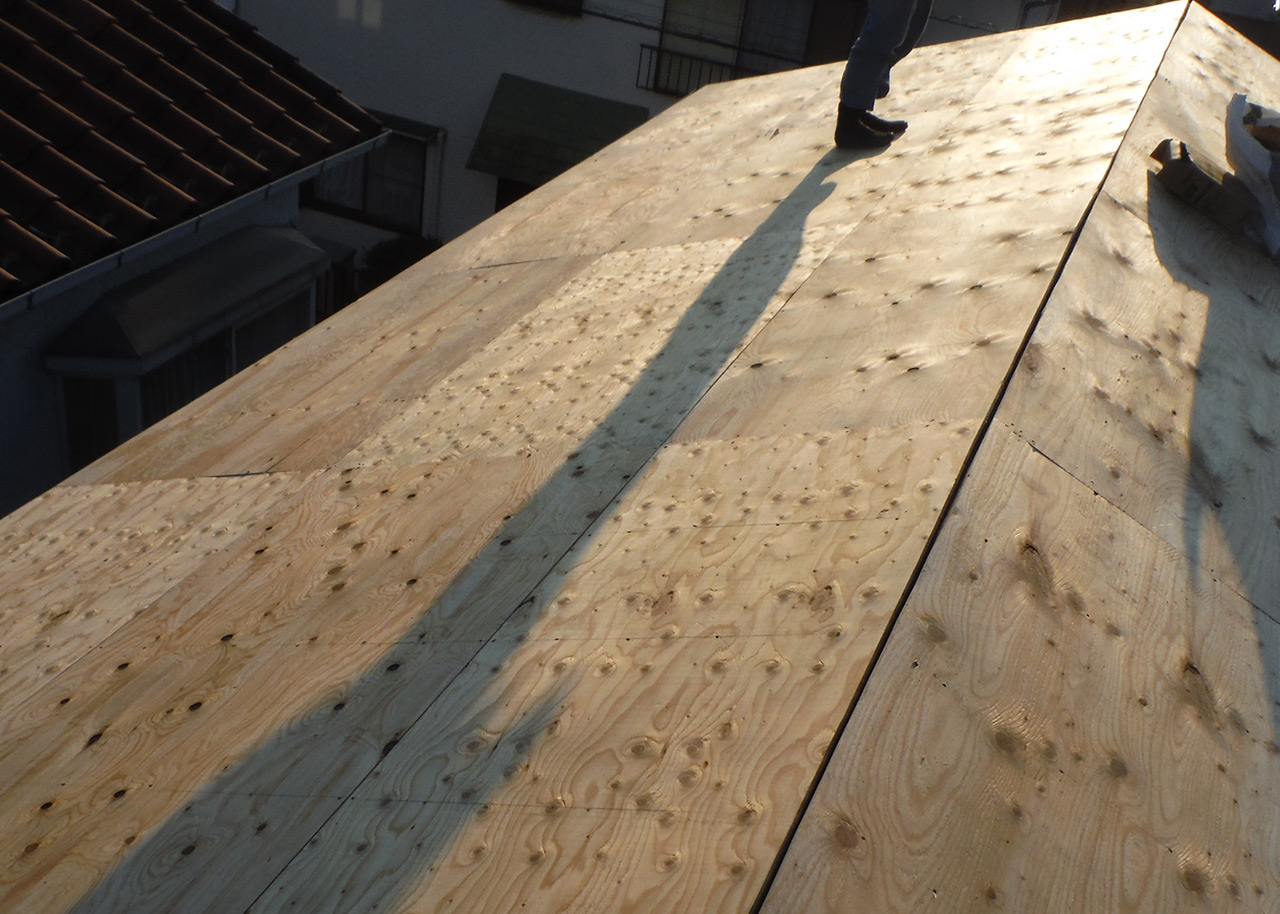 写真：屋根葺き替え作業